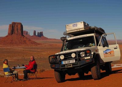 Pause caf- devant Monument- Valley- en Arizona. Toute la splendeur sauvage du Grand Ouest am-ricain