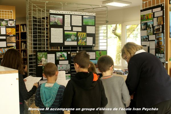 élèves visitant l'expo