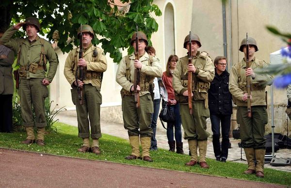 Membres de la Ivy Division à la cérémonie place de l'église