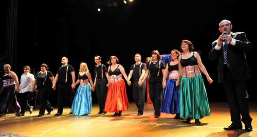 Xavier Vanderbise et la troupe cabaret de Renaissance et Culture créée il y a 12 ans