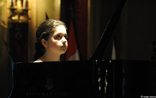La Hongroise Renata Kriszta Konyicska exécutant la sonate K280 de Mozart