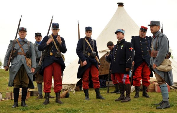 Campement poilus., différence d'uniformes