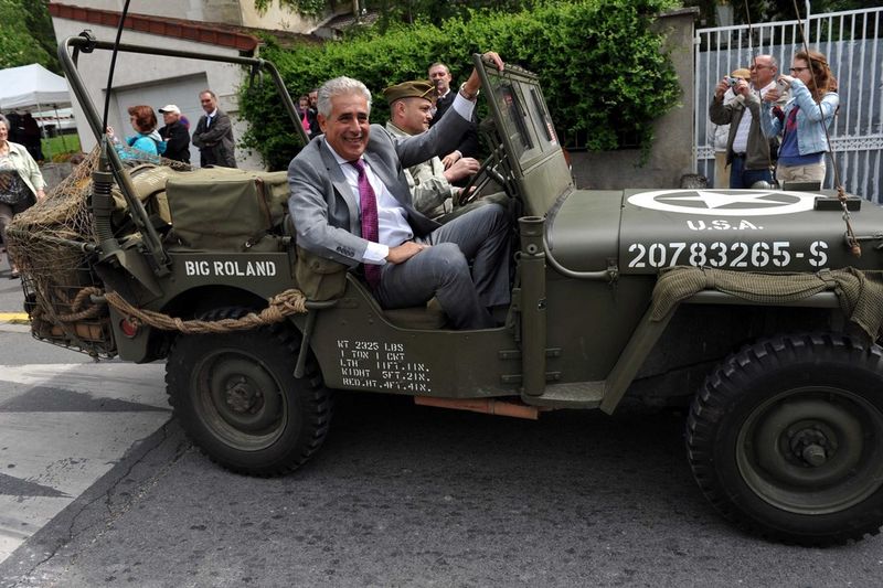Le maire dans une jeep US