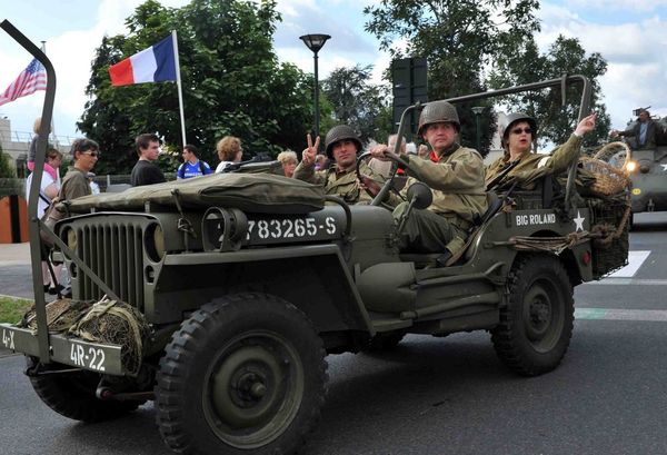 Jeep devant hotel de ville