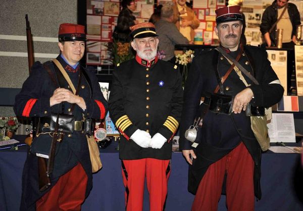 Patrick Delpierre pose avec deux poilus du 276e régiment d'infanterie