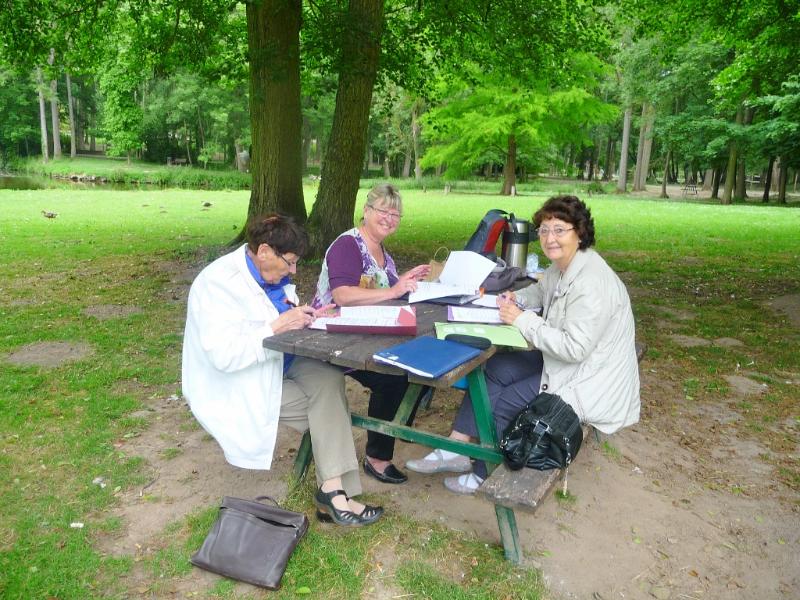 3-les organisatrices corrigent les copies des étapes du matin (1024x768)