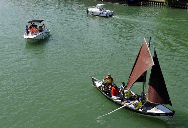 Yole de Ness passant sous le pont Maunoury