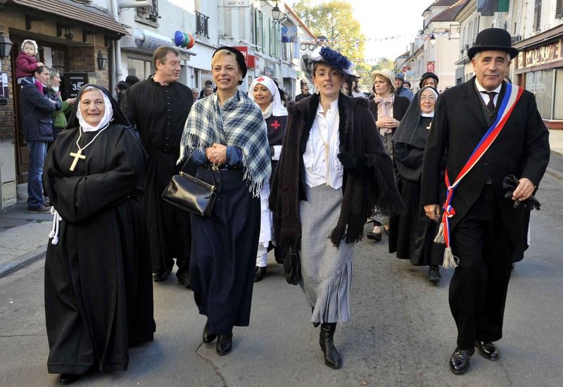 Le maire défilant rue jean jaurès