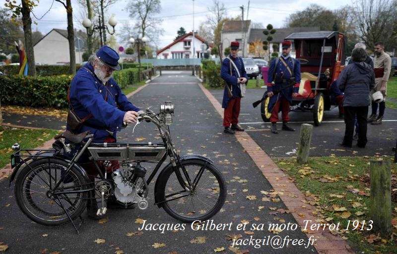 Jacques Gilbert et sa Terrot 350 cm3 de 1913 qu'il a mis 5 ans à restaurer complétement