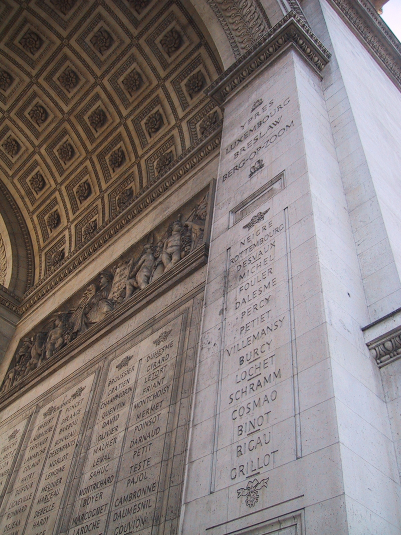 Inscriptions sur l'Arc de Triomphe à Paris
