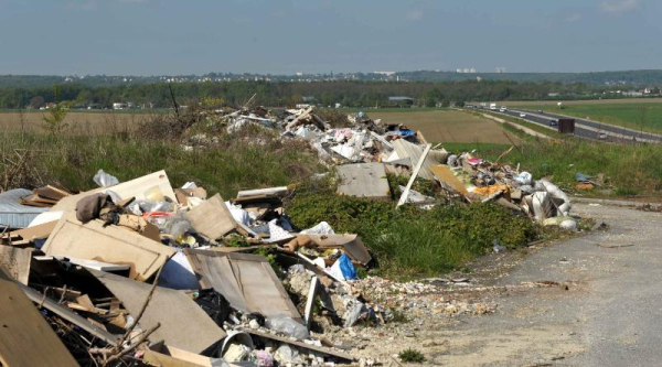 Villevaudé-le pin -déchets sortie autoroute 5