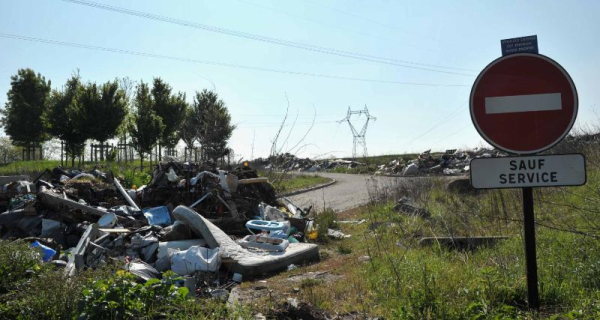 Villevaudé-le pin -déchets sortie autoroute 3