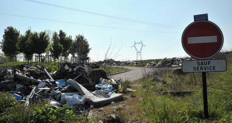 Villevaudé-le pin -déchets sortie autoroute 3