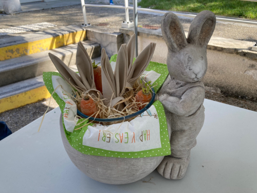 Une Jolie Petite Fille Avec Des Oreilles De Lapin Et Des œufs Colorés Sur  Un Lit Blanc à La Maison Jouant Et Souriant Un Enfant Blond Célèbre  Joyeuses Pâques