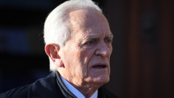 Le-journaliste-Philippe-Labro-lors-des-funerailles-d-Etienne-Mougeotte-le-13-octobre-2021-2072034