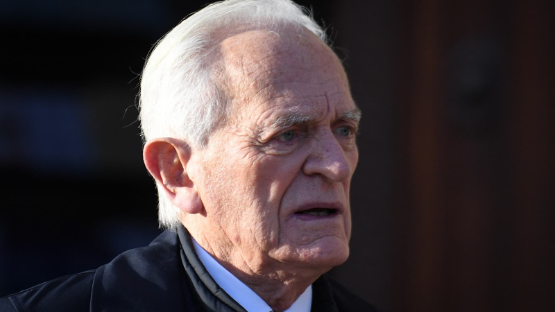 Le-journaliste-Philippe-Labro-lors-des-funerailles-d-Etienne-Mougeotte-le-13-octobre-2021-2072034